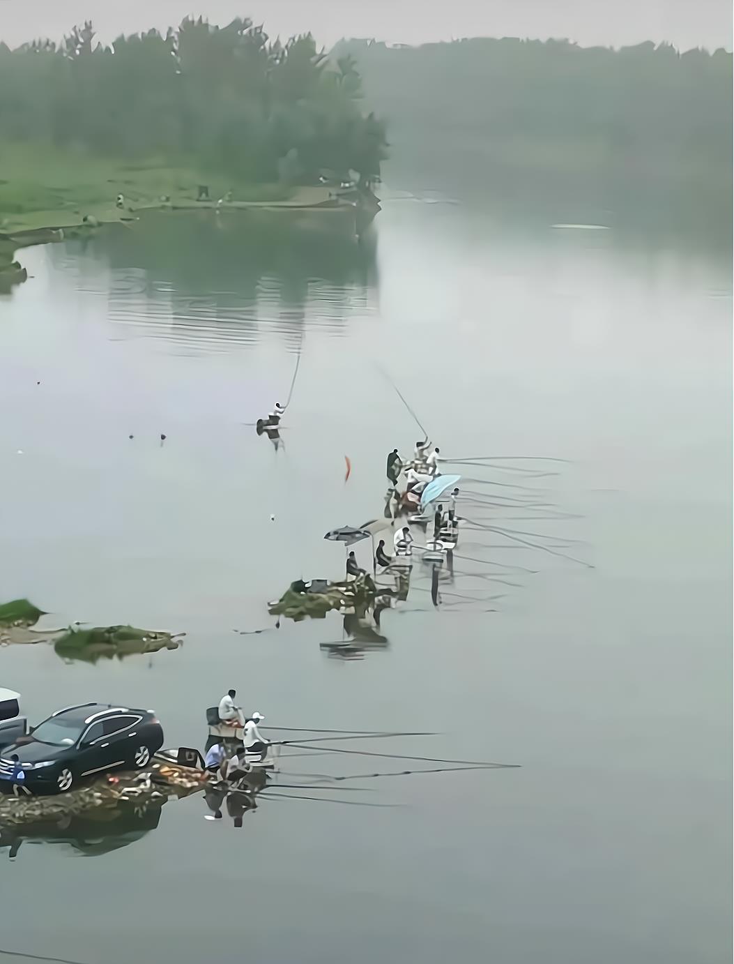 重庆|重庆，多名钓友和车一起被困河中孤岛，却淡定垂钓，怎么下去的？