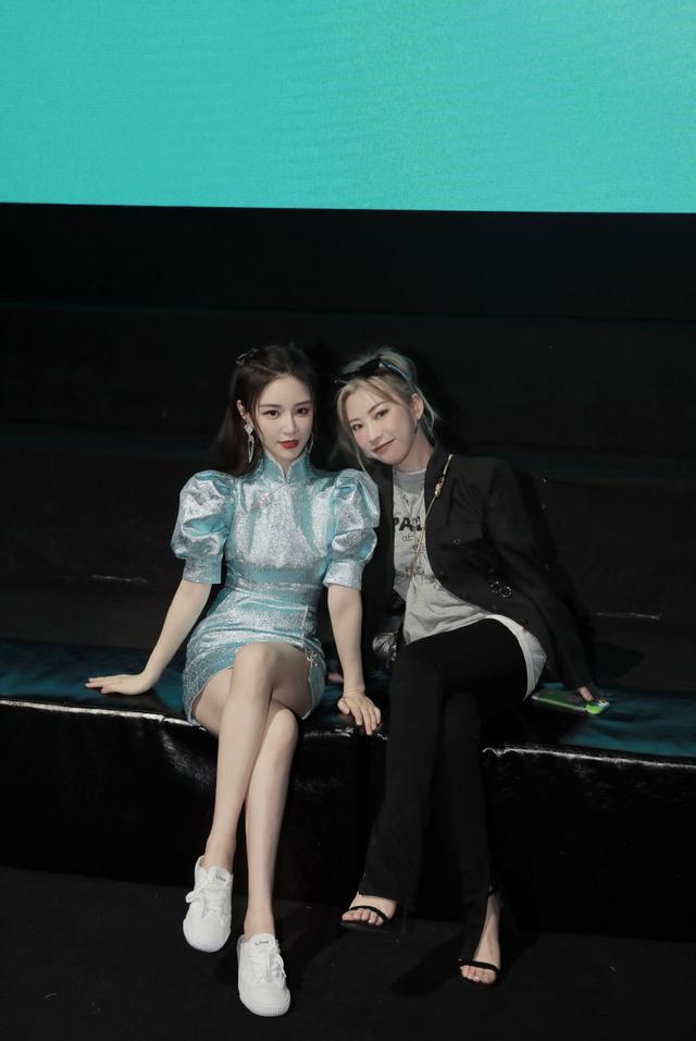 雪梨|王思聪前女友雪梨，带3岁儿子走秀，穿短旗袍勒出细腰长腿抢镜