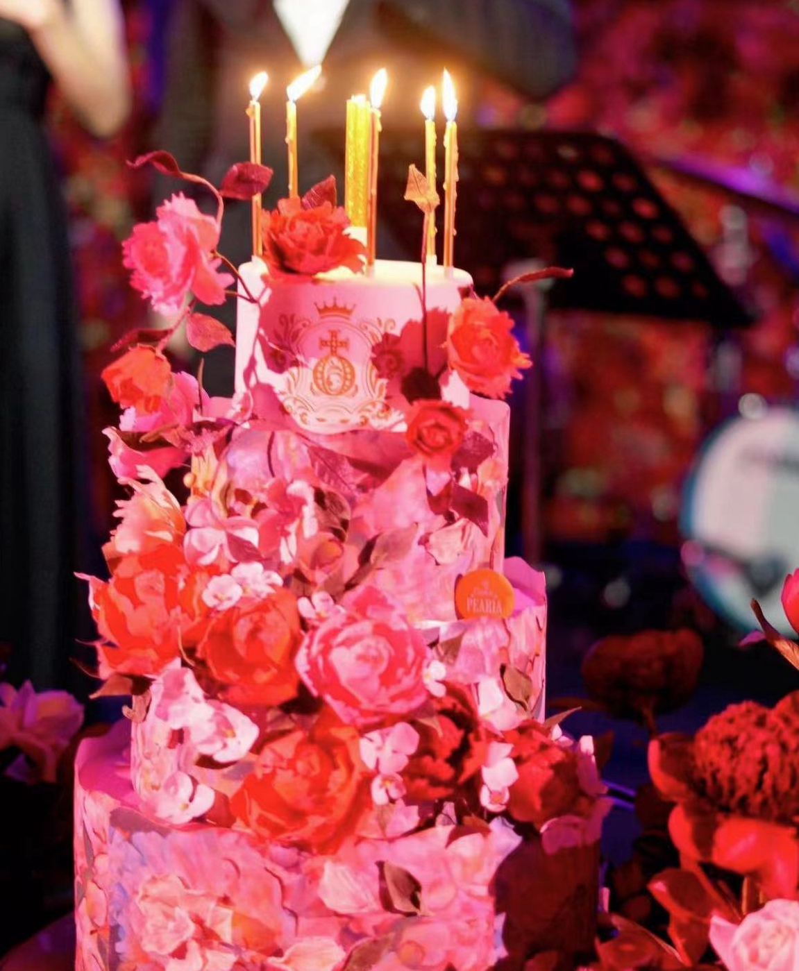 梁朝伟|梁朝伟现身刘嘉玲生日宴，被美女搂着贴脸合影，表情既痛苦又尴尬