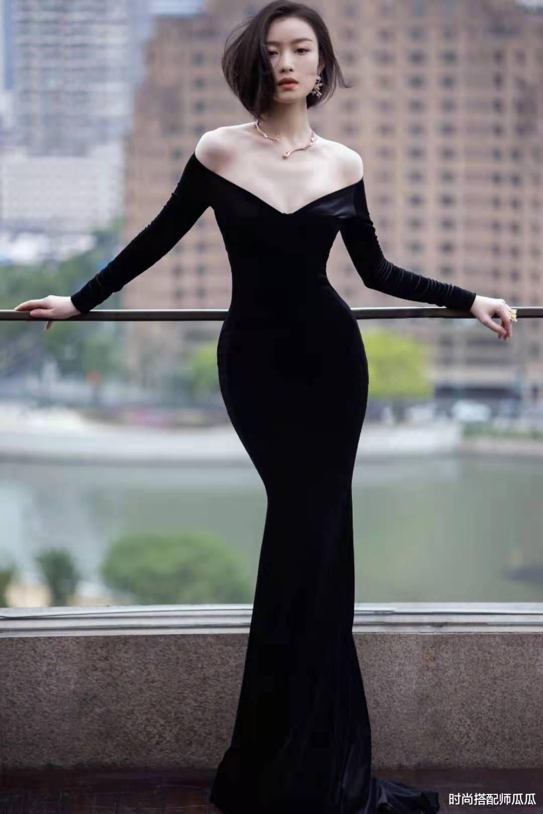 倪妮|?倪妮真是“人间尤物”，穿白色修身吊带裙亮相，蜂腰蜜臀好撩人