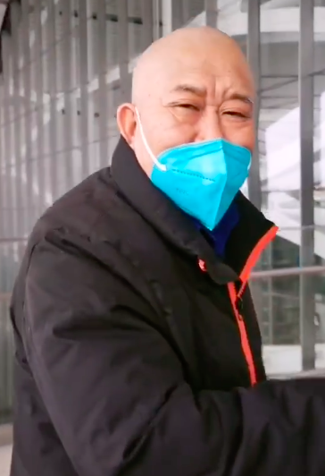 王一博|65岁老戏骨坐动车低调出行,独自拖行李无助理跟随,称习惯一个人