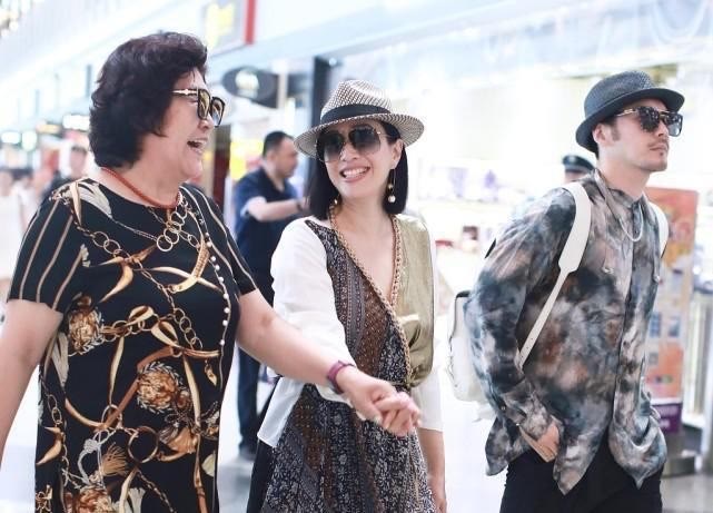 淘鱼时尚 钟丽缇一家走机场，和婆婆同穿花衣还亲密耳语，张伦硕反倒像路人