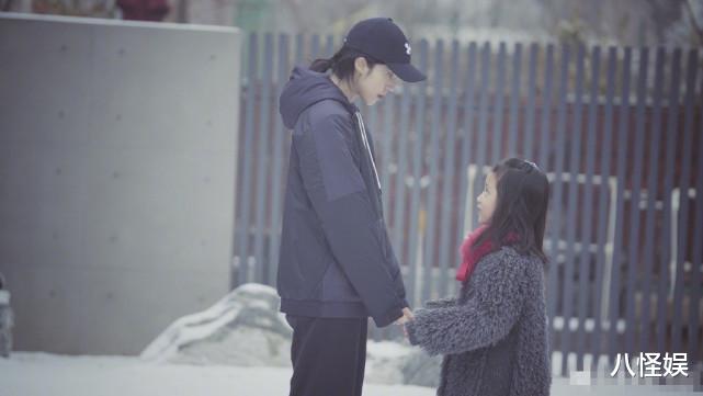 孙莉|孙莉带儿女打雪仗，弟弟身高猛蹿背影帅气，多妹越长越像姐姐多多