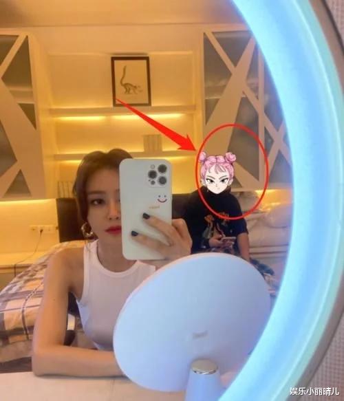 周生辰|秦岚穿单薄白色背心自拍,其中一张照片疑似走光