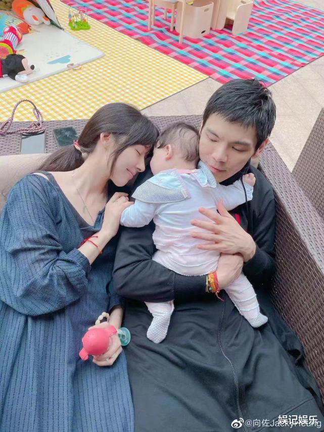 郭碧婷|向佐期待二胎到来后，再晒夫妻居家合照，郭碧婷腹部隆起明显