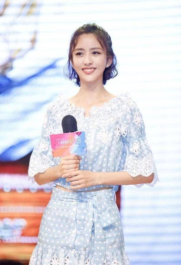 闲鱼有话说 佟丽娅气质拿捏得真好,穿着“睡衣”撸起袖子参加节目,仍惊艳了