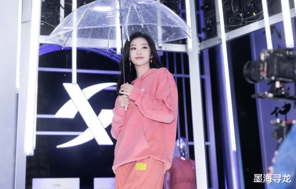 释小龙|活动现场景甜范丞丞打伞，被释小龙同框打脸，连品牌老总都在淋雨