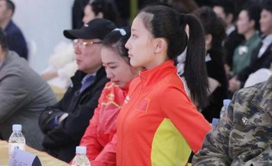 |她凭一张挺胸照爆红，却因发育太快退役，拒绝娱乐圈后去当教练