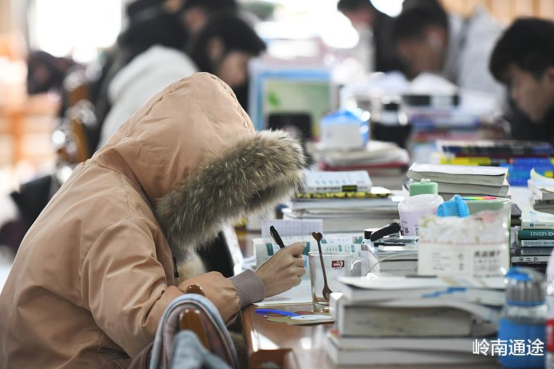 双一流大学|211大学在校大学生，毕业后选择体制内还是私企？要考虑这几点！