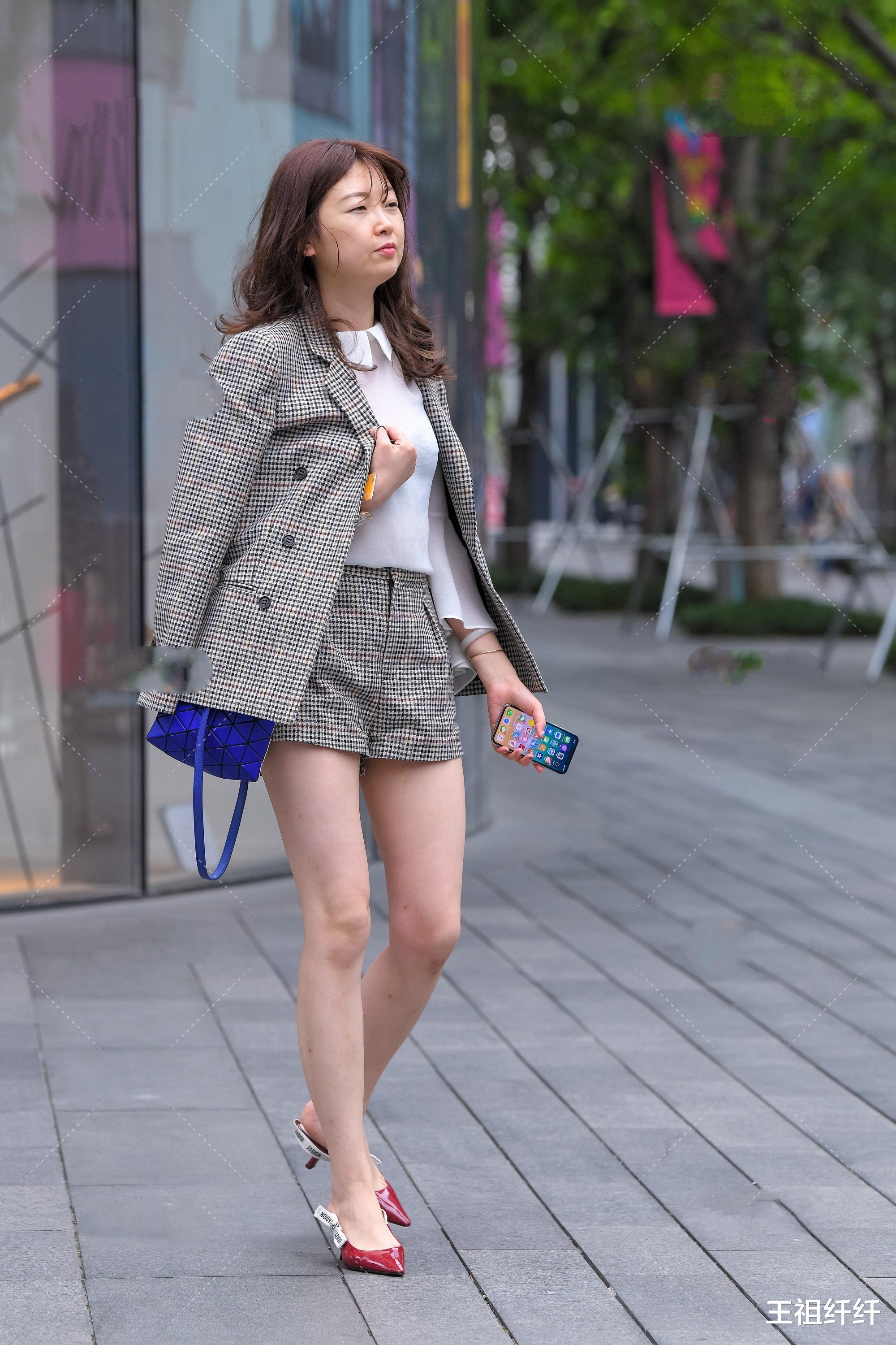穿衣搭配|格纹西服外套和格纹短裤，濒临夏季，职场穿搭便选这一套