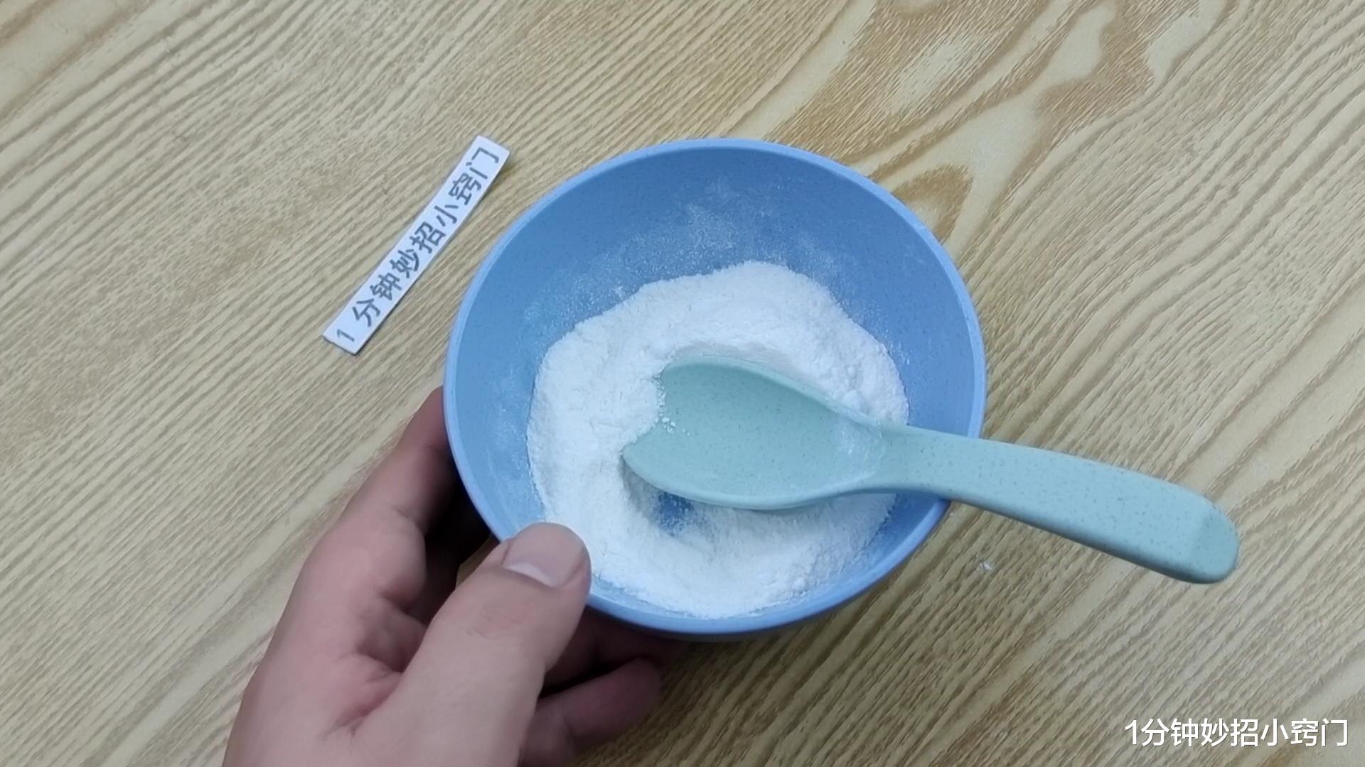 卫生间里放一把食盐，真是太聪明了，一年省下不少钱，看完试一试