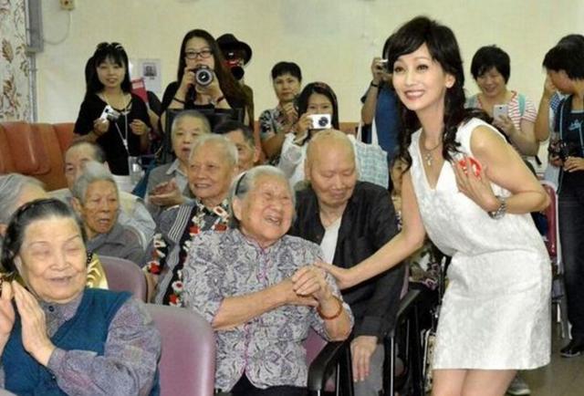 拜托了爸妈|女性冻龄有秘诀：52岁与女儿同框，姐妹相称没有违和感