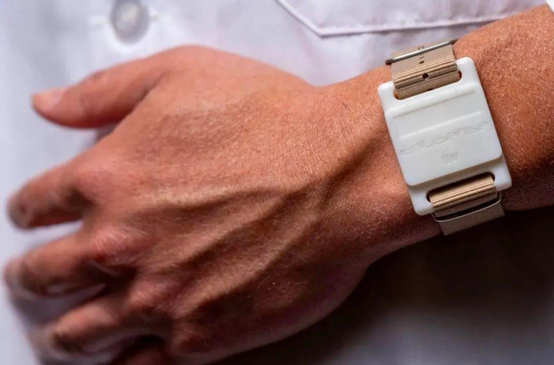 人走茶自凉 一滴汗测你是否压力山大，德州大学研发高敏度贴片式皮质醇检测仪