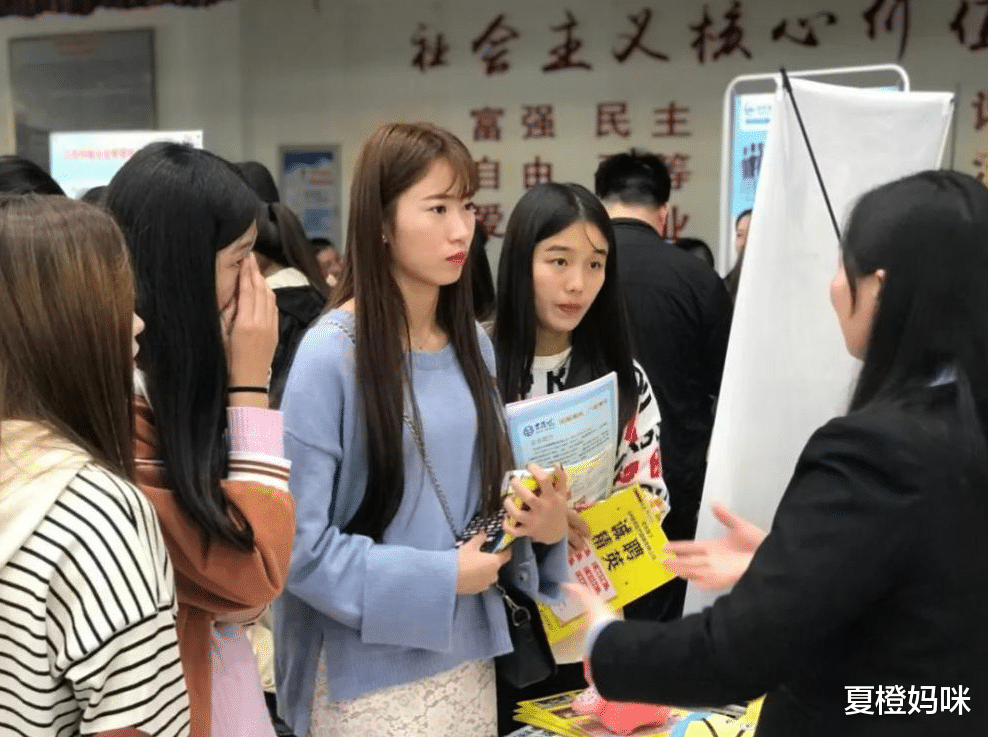 夏橙妈咪|华为公司和公务员，年薪相差47万，985毕业的博士生会怎么选？