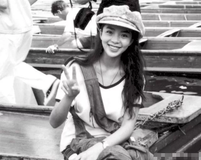 贾静雯|董卿最大对手！17岁扫厕所，23岁日本出道，她才是央视宝藏女孩