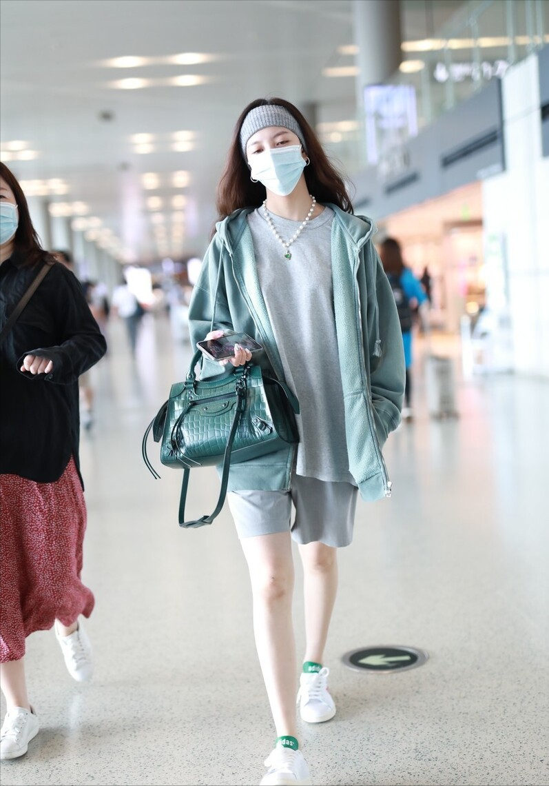 BiuFashion|宋妍霏一颗扣穿搭出圈，兼顾时尚和女人味，“整容式”衣品值得学