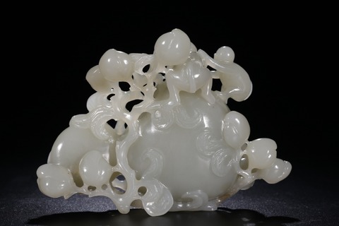|清代，和田玉猴子献寿摆件