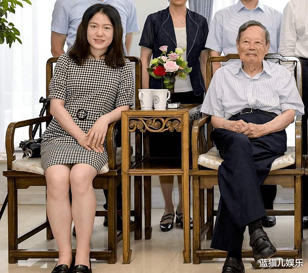 杨振宁|98岁杨振宁精神饱满，44岁翁帆却臃肿显老，网友慨叹：16年不容易