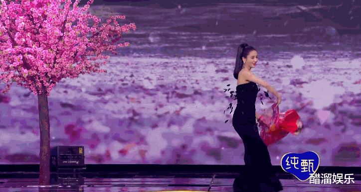 王宝强|微博之夜6大花旦比美堪称社死现场，倪妮抢babyC位，杨幂像逛菜场