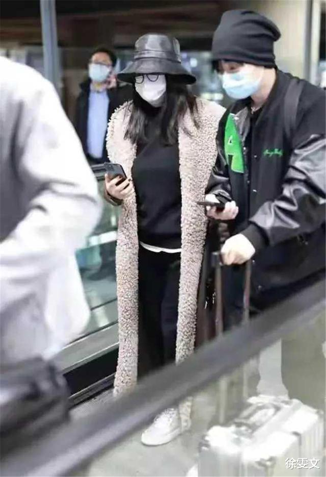 李湘|李湘离婚后放飞自我，机场露面身材失控，目测至少有180斤