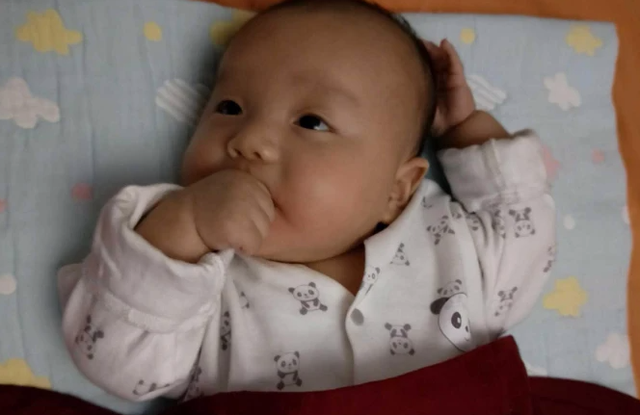 西红柿妈妈|允许吃手指和不允许吃手指的孩子，将来的差距很大，妈妈要重视