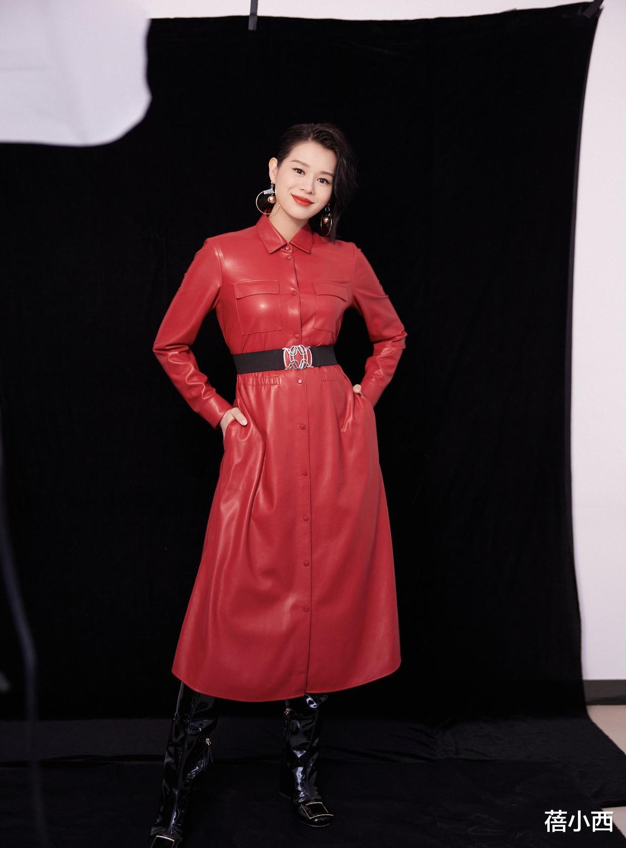 蓓小西|胡杏儿也太敢穿了吧！生了3娃穿斜肩连衣裙，一边优雅一边性感