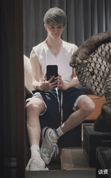 郭敬明|郭敬明与7个小鲜肉玩密逃，真实身材曝光，娇小瘦削像“小朋友”