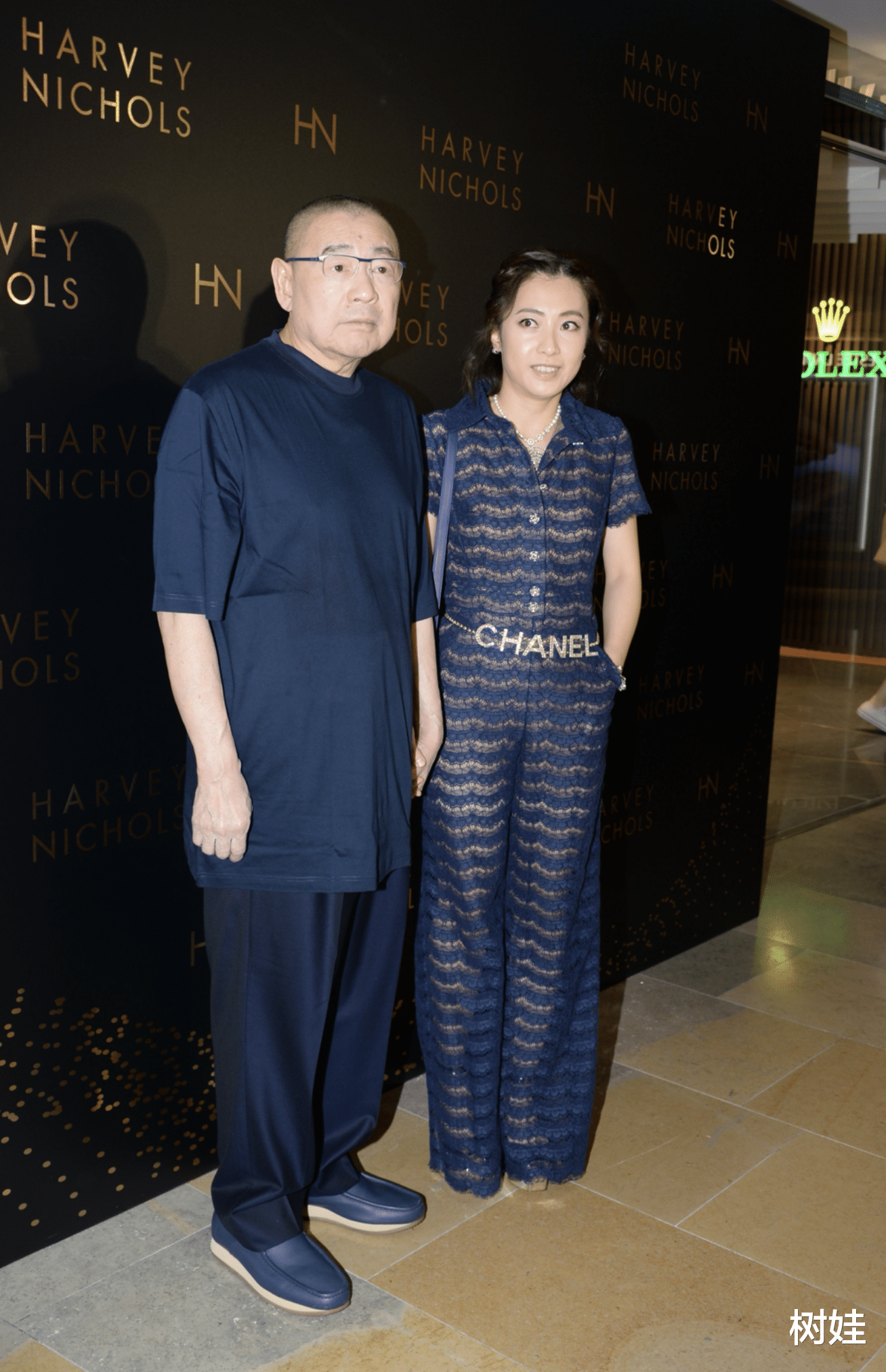 甘比|69岁刘銮雄施打疫苗罕露脸，两鬓花白显消瘦，甘比与女儿贴身陪同