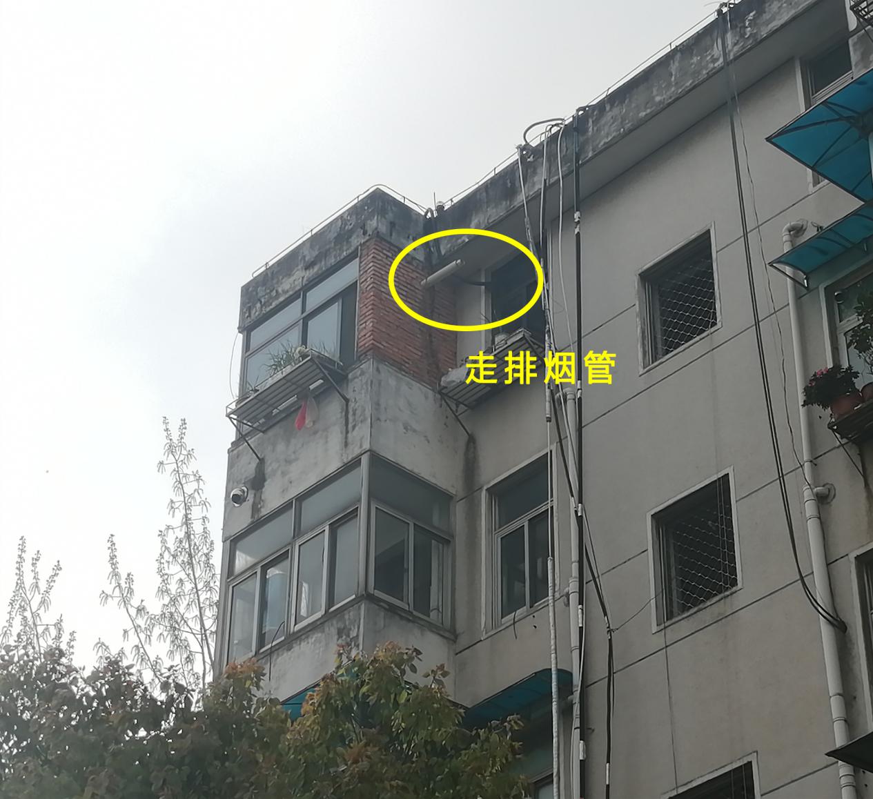 装修设计时尚圈儿 自私邻居忍不了，阳台2面玻璃砌成实体墙，一栋楼成危房心惊胆战！