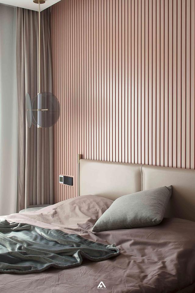 120㎡现代简约，加入粉色与护墙板，营造精致浪漫感