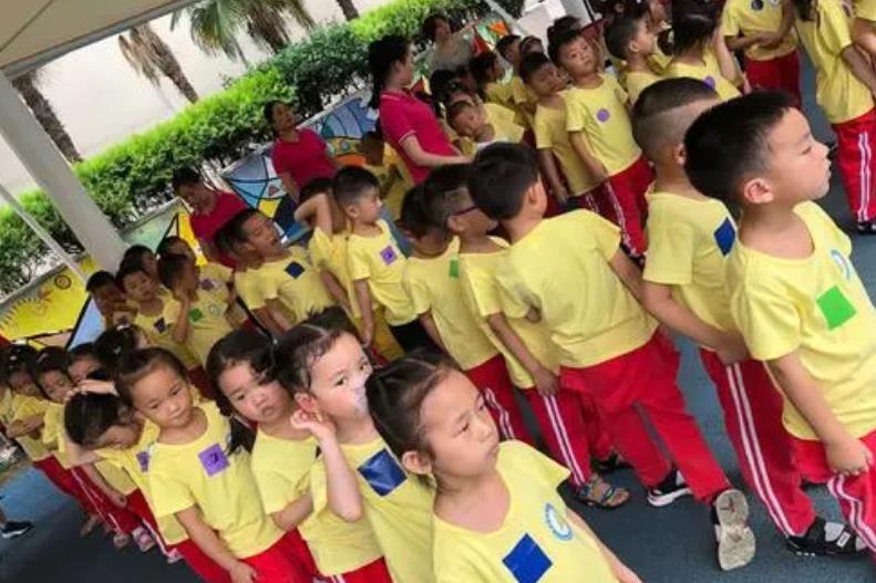 小雪妈妈育儿|幼儿园或将延迟到6点放学，父母接娃不用愁？新的问题更尖锐