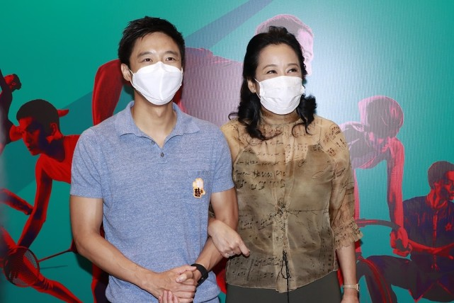 霍启刚|霍启刚三代同堂出席活动,郭晶晶紧挽老公超甜蜜,和婆婆关系很好