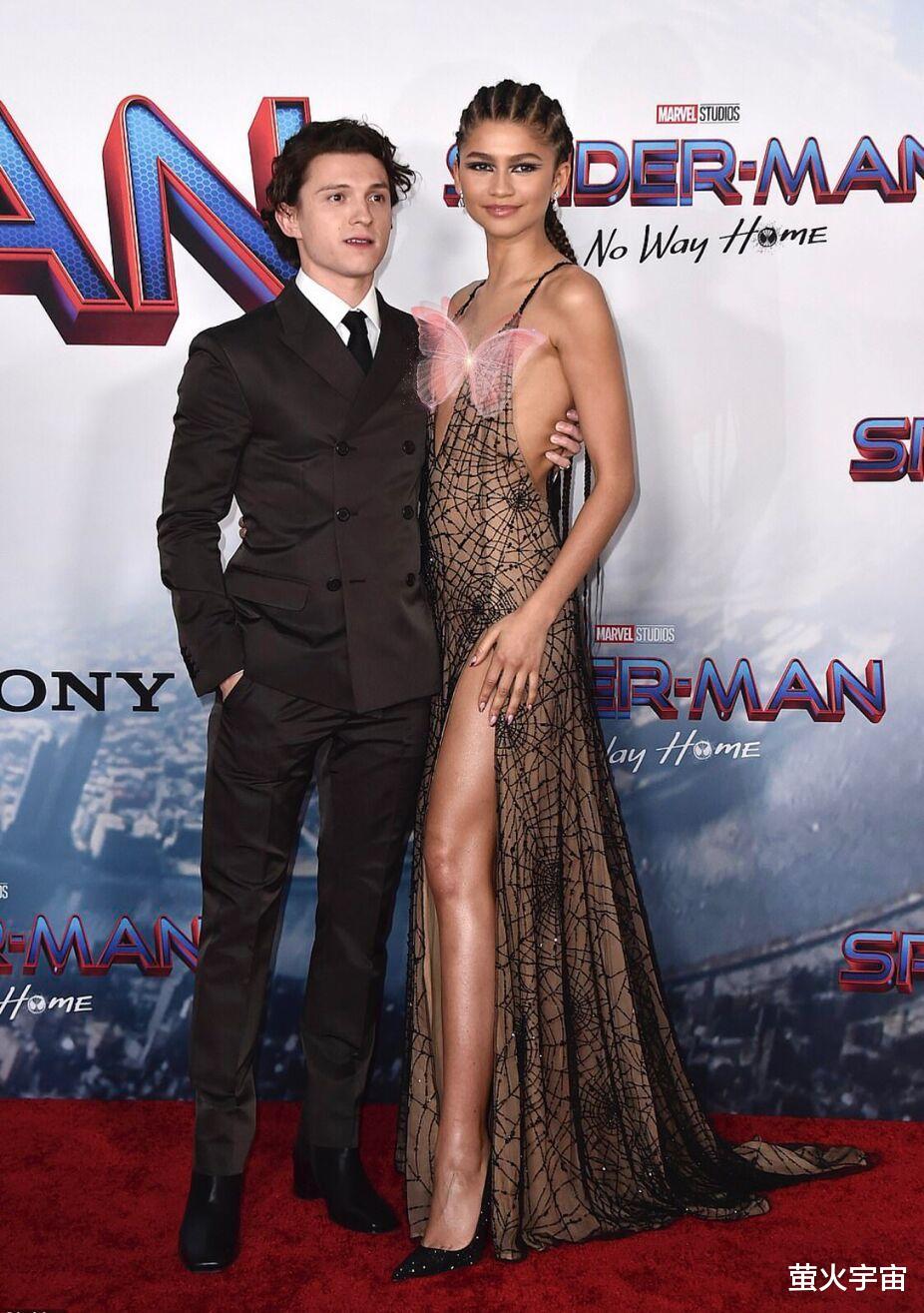 写真|25岁荷兰弟公费恋爱，穿增高鞋，搂正牌女友参加首映式