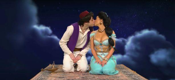 金·卡戴珊|金·卡戴珊为戴维森庆28岁生日,穿配套家居服拍照,关系亲密