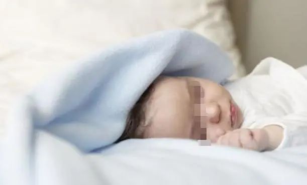 亲子生活大壮哥|孩子和老人一起睡好么?不是迷信,这些问题一定要注意