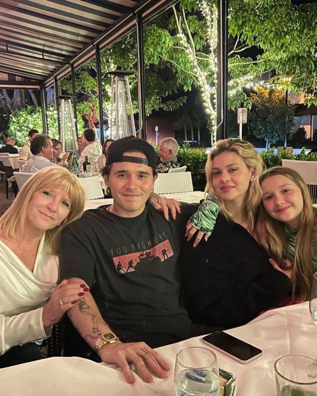 二哥|贝克汉姆爱妻晒全家出游照，10岁小七搂大哥二哥女友合影超亲密