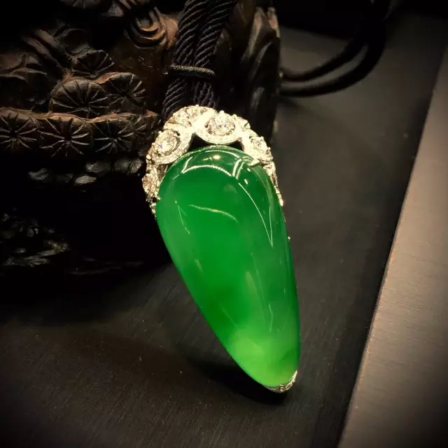 翡翠手镯|为何2万的翡翠手镯,有人说值3万,有人却说只值3千?