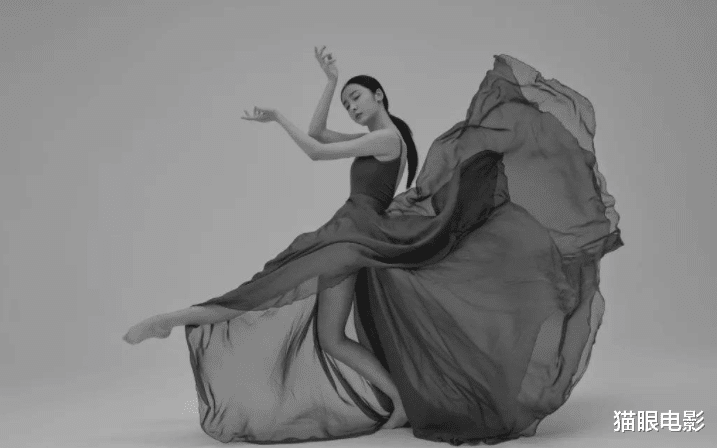 赵小棠|赵小棠鼓励女生自信！去海边只敢穿连体泳衣？身材不好也要比基尼