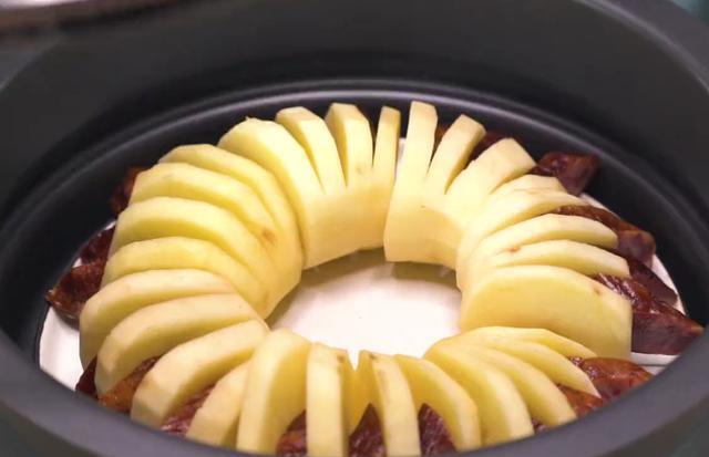 Ada妈妈|孩子爱吃的腊肠风琴土豆，造型美观，鲜嫩营养，吃一次念念不忘