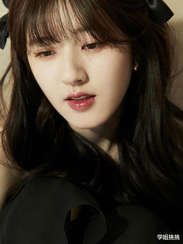 刘海|赵露思剪了刘海更有味道,小黑裙宛若名伶,侧脸五官很优越