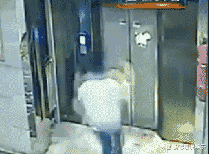 “妹子午睡也要注意形象啊，裙子里那双眼睛都漏出来了，太尴尬了吧！”