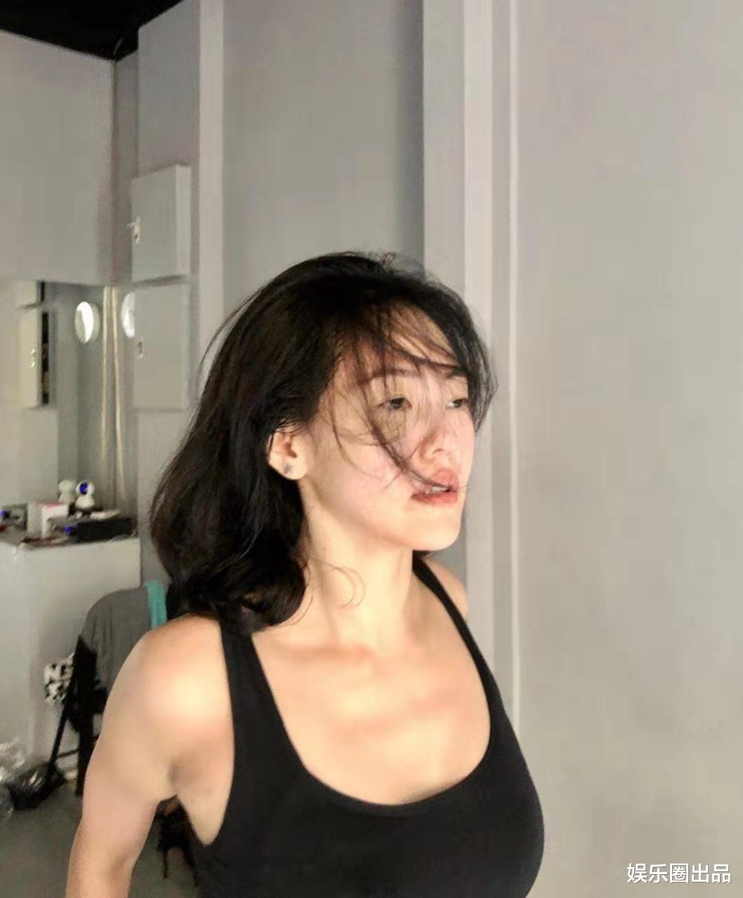 小S|小S穿背心跳舞，身形饱满舞姿妖娆，网友：不怕回家挨打吗