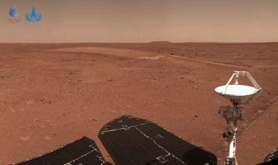 火星车 4亿公里外，祝融号传回实拍画面，看到了火星表面荒凉的景象