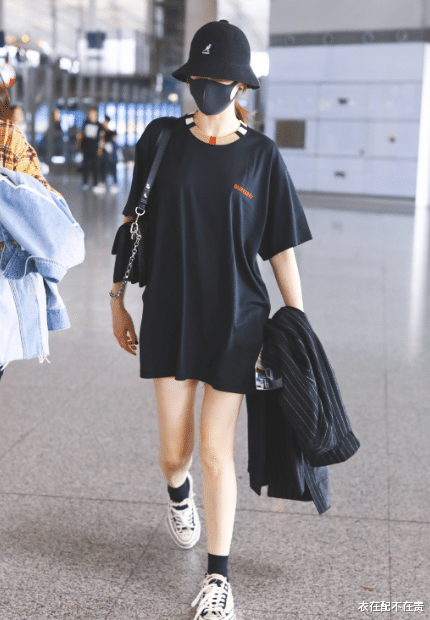 衣在配不在贵|杨幂私服挺舍得破费，穿的针织衫1万5一条，但百元短裤却很接地气