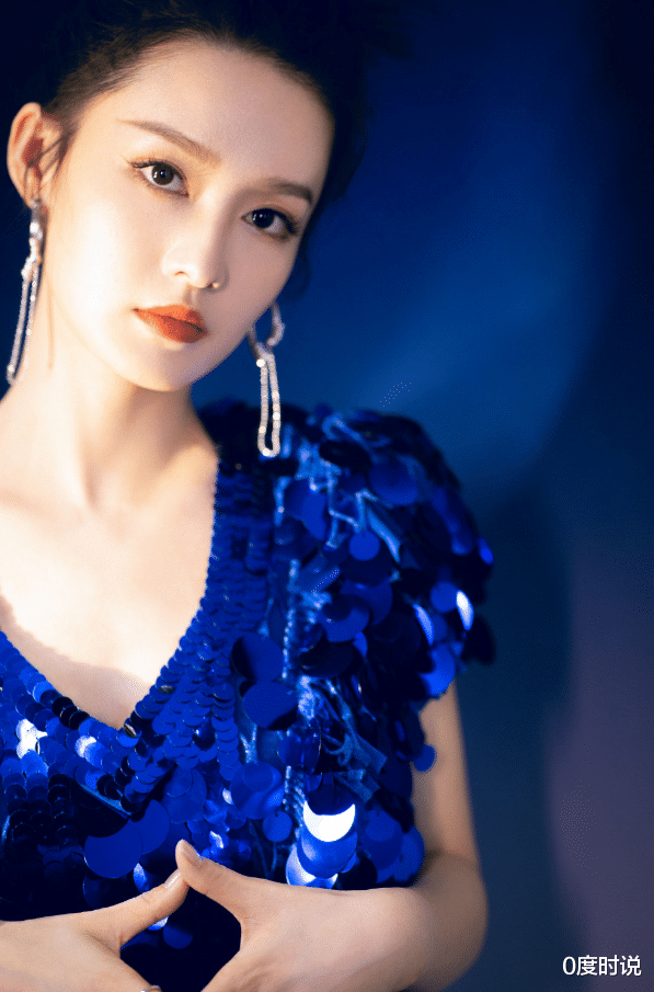 李沁|李沁首次尝试“液体裙”，全程身材秀出，男粉都看红脸