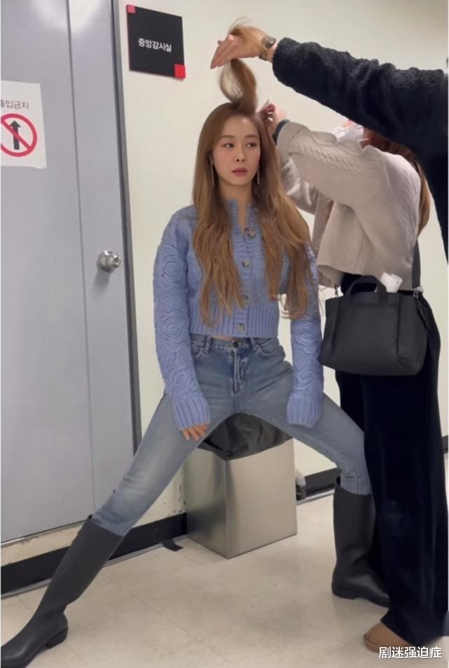 玉珠贤|玉珠贤身高173CM，腿长无奈展现多样“礼仪腿”！