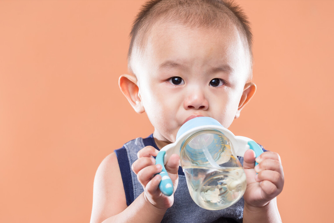 母婴参考|宝宝身体缺水有啥“讯号”？若是倒数第一种，脾胃或已受伤