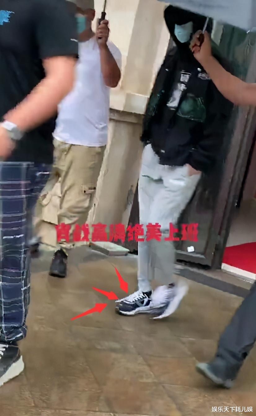 肖战|肖战冒雨上班鞋带引关注，工作室800万粉丝福利，海外粉吐槽肖战“骗人”