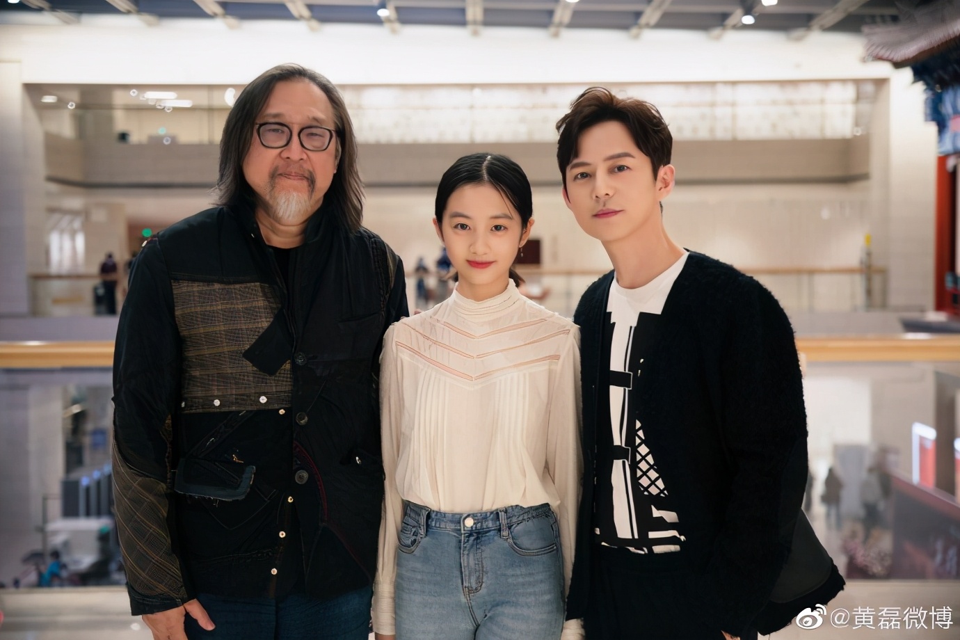 孙莉|孙莉晒子女温馨圣诞照，4岁爱子正脸神似老爸，与二姐贴面合影