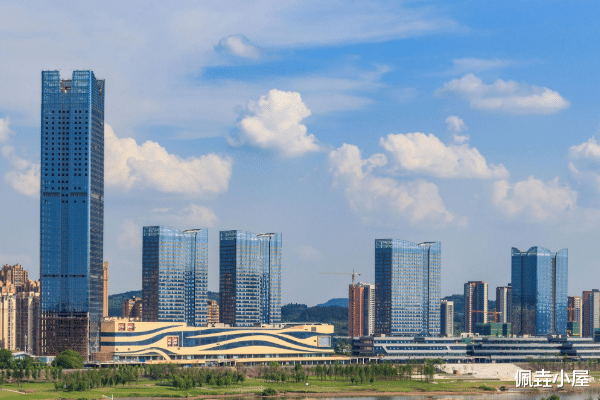 佩垚小屋 四川一小县经济实力不断积累，还将建两座高铁站，扩大了产品销路